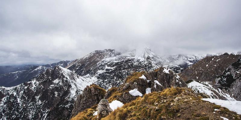 太原丧事用花全指导：从追悼会花圈定制到鲜花速递的注意事项